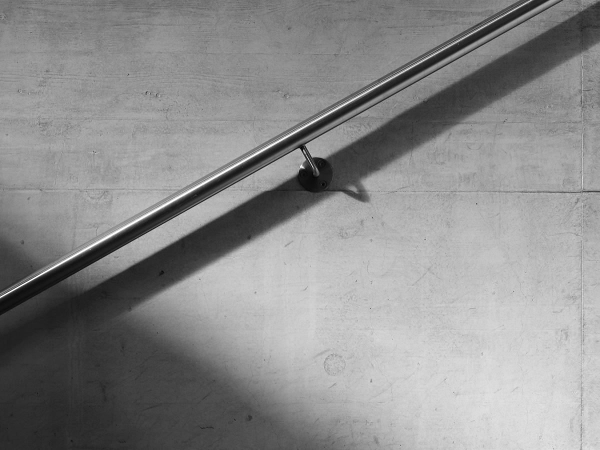 Handlauf aus Edelstahl an einer Betonwand